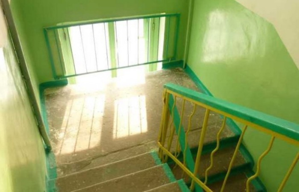 Чому в СРСР фарбували щаблі в під'їздах лише з обох&hellip;
