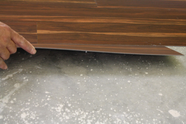 Неровный пол может быть одной из основных причин скрипа.  Фото: blogspot.com.