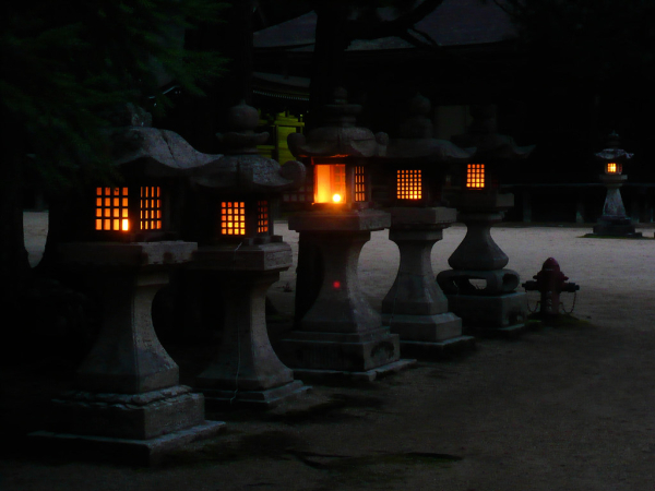 Освещали путь прихожанам Фото:ebay.it