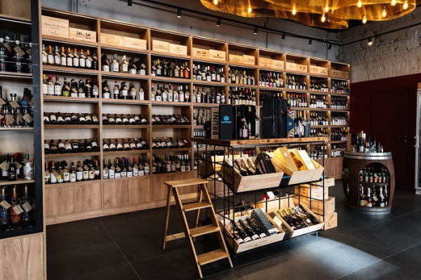 Покупайте вино в специализированном винном магазине. / Фото: simplewine.ru