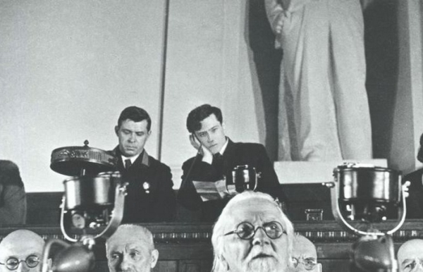 Ситуация в стране в целом была сложной и нервной. /Фото: pikabu.ru. 