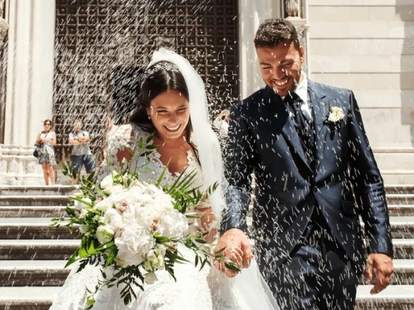 Рисом осыпать начали не сразу. /Фото: allurelimousines.com.au