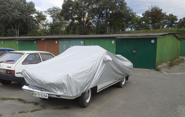 Хорошим вариантом уберечь машину от коррозии - считался чехол.  Фото: cdn.fishki.net.