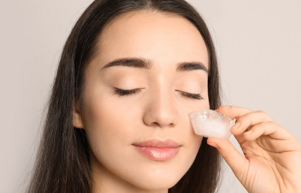 Кубиками льда часто протирают кожу. / Фото: kronwerk.ru