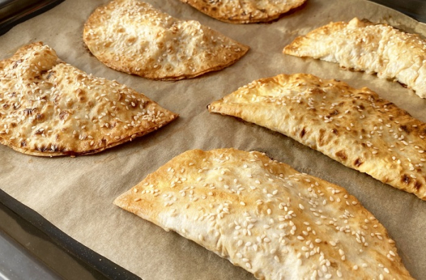 Готовьте чебуреки в духовке. / Фото: koolinar.ru