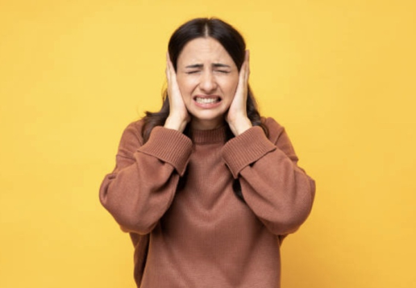 Мы плохо реагируем на резкие звуки, потому что они тревожные для нашего мозга. /Фото: shutterstock.com