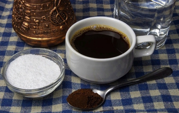 Соль смягчит горечь кофе. / Фото: harmony-clinic.info