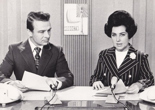 Ведущие должны были выглядеть строго и опрятно. / Фото: asiaplustj.info