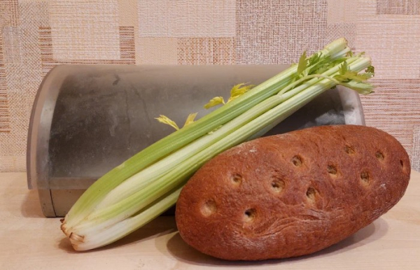 Сельдерей продлит срок хранения хлеба.