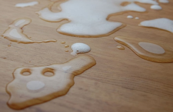 Залейте пятна водой. / Фото: vini-pol.ru