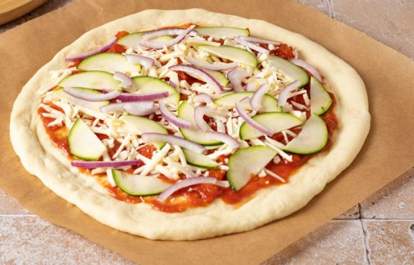 Лук и цукини сочетаются с томатным соусом. / Фото: povar.ru