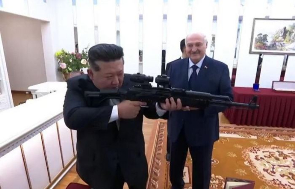 Що за дивний «Калашников» Олександр Лукашенко подарував Кім Чен Ыну