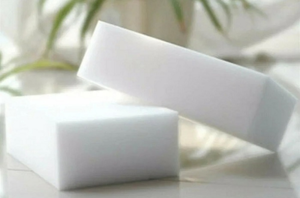 Меламиновую губку нельзя использовать в сухом виде, иначе она оставит царапины на поверхностях.  Фото: mercadolivre.com.br.