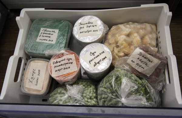 Заготовки еды в морозилке. / Фото: myseldon.com