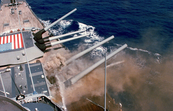 Зброї наводяться окремо. Фото: wikipedia.org Орудия наводятся раздельно./ Фото: wikipedia.org