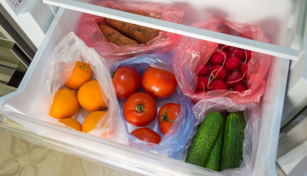 Овощи вместе с фруктами лежат в холодильнике. / Фото: sovkusom.ru