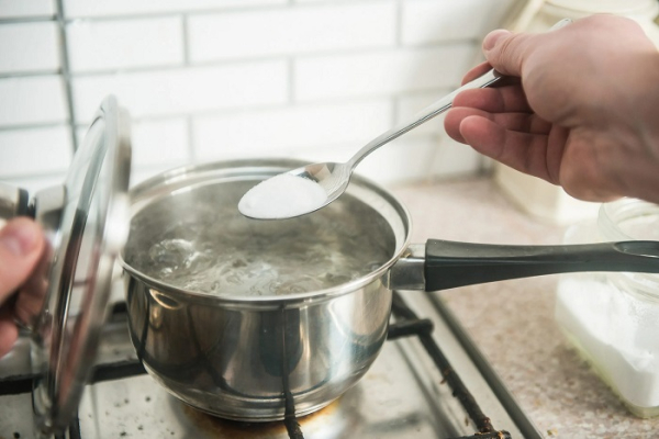 Добавляйте соль в кипящую воду. / Фото: geopop.it