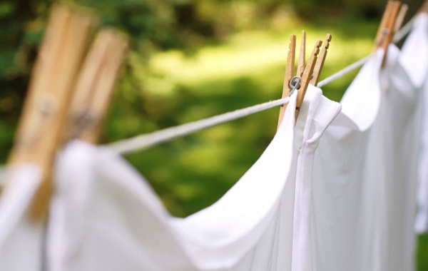 Сушка на свежем воздухе - идеальный способ избавиться от едкого запаха порошка.  Фото: usakgundem.com.