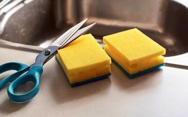 Возьмите ножницы и разрежьте губки для посуды. / Фото: pogovorim.by