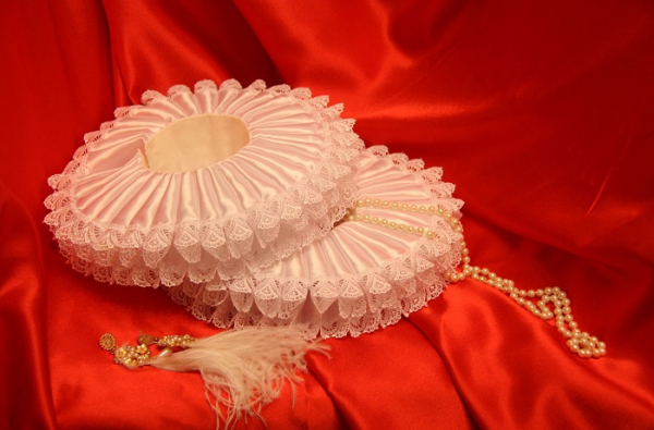 Коміри використовують у театральних постановках. / Фото: www.livemaster.ru Воротники используют в театральных постановках. / Фото: www.livemaster.ru