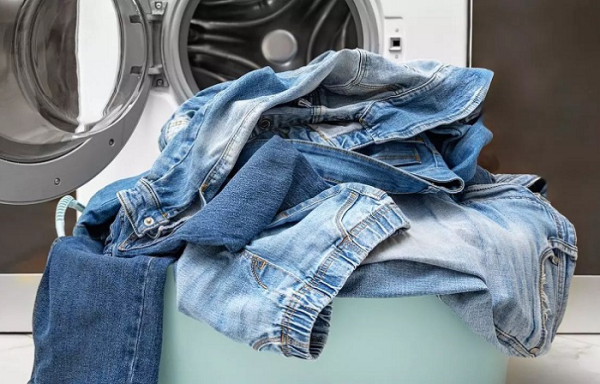 По возможности избегайте стирки джинсовых изделий или стирайте в холодной воде.  Фото: inkl.com.