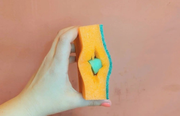 Одного кубика хватит на целую раковину грязной посуды.