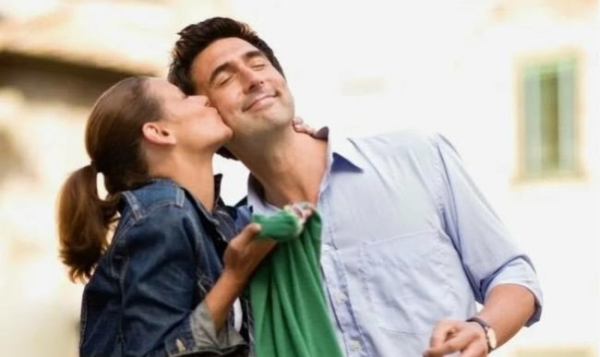 Як зробити чоловікові комплімент, який він оцінить: поради від психологів&hellip;