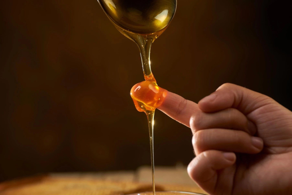 Нанесіть трохи меду на задній бік долоні. Фото: image.hurimg.com. Нанесите немного мёда на тыльную сторону ладони. Фото: image.hurimg.com.