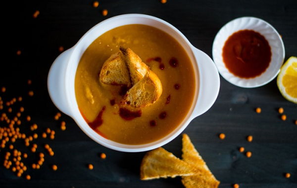 Крем-суп можно подавать с сухариками. / Фото: lisa.ru