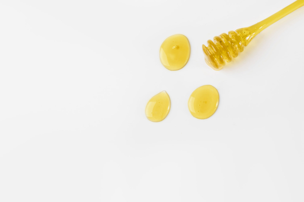 Нанесіть трохи меду на паперову серветку. Фото: static.tildacdn.com. Нанесите немного мёда на бумажную салфетку. Фото: static.tildacdn.com.