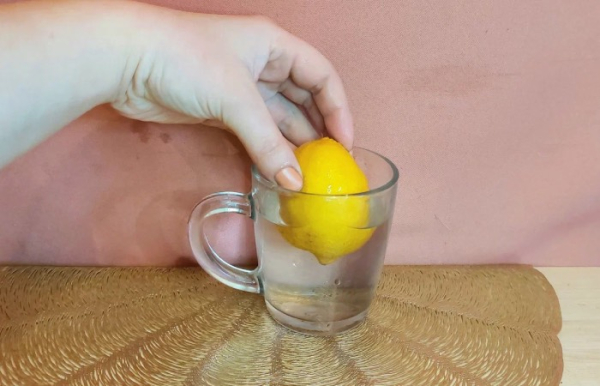 Сухому лимону поможет холодная вода.