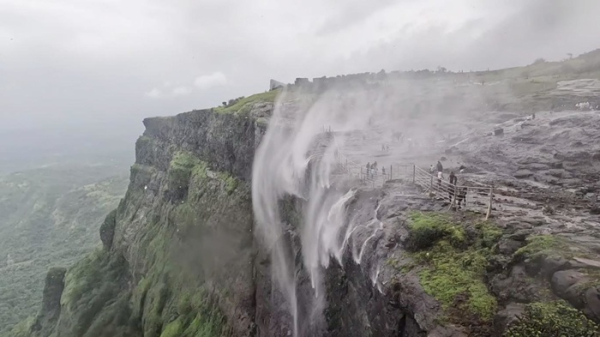 Водопад, который несколько месяцев в году двигается снизу вверх. /Фото: ttrikon.com
