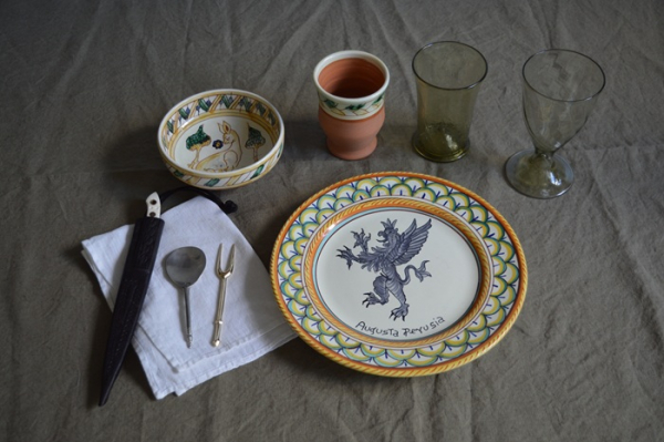 Реконструкція сервірування італійців у 16 столітті – навіть у найпростішому варіанті ніж завжди був присутній. /Фото: lazyreenactorgirl.wordpress.com Реконструкция сервировки итальянцев в 16 веке - даже в самом простом варианте нож всегда присутствовал. /Фото: lazyreenactorgirl.wordpress.com