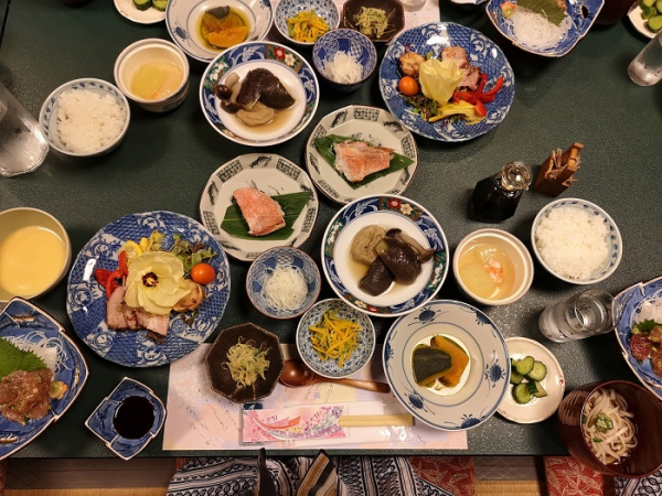 Японцы всегда подают много закусок. / Фото: mungfali.com