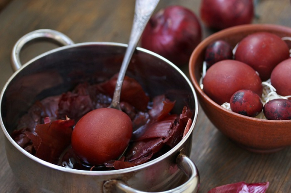 Яйца красивого бордового цвета. / Фото: lenta.ru