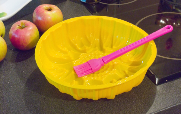 Щоб привести форму в належний вигляд, можна використовувати соду з гарячою водою. Фото: luxury-house.org. Чтобы привести форму в надлежащий вид можно использовать соду с горячей водой. Фото: luxury-house.org.