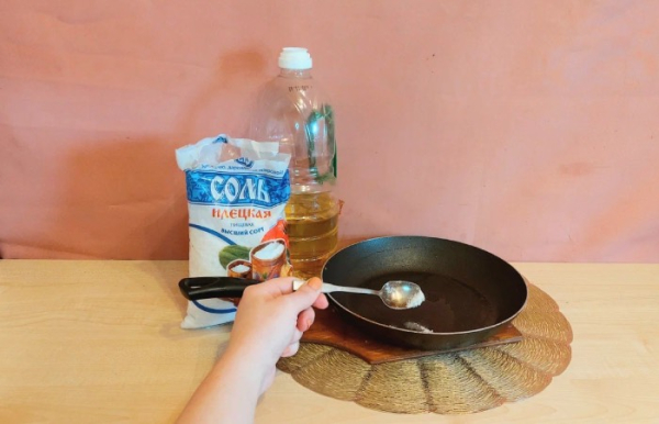 Создаем защитную пленку на сковородке.