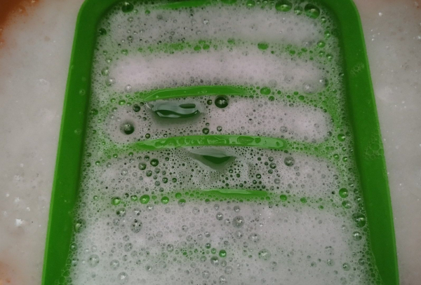 Мыльный раствор также отлично справляется с жировыми отложениями и налётом.  Фото: irecommend.ru.  Автор фото: nataхa83.