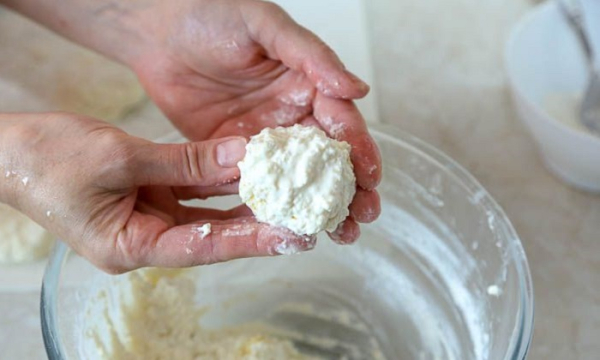 К влажным рукам творог не пристает. / Фото: gotovim.ru