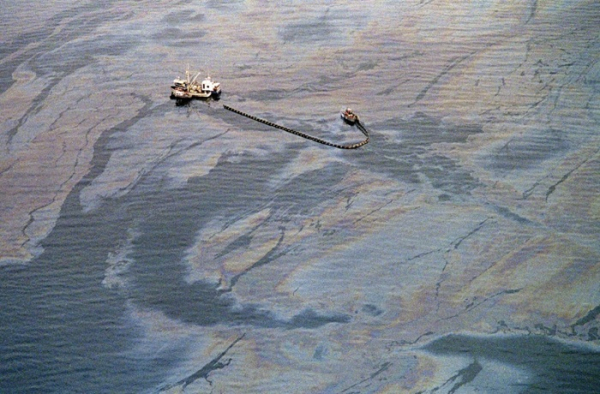 Сбор нефти после разлива в 1989 году. /Фото: nationalgeographic.com
