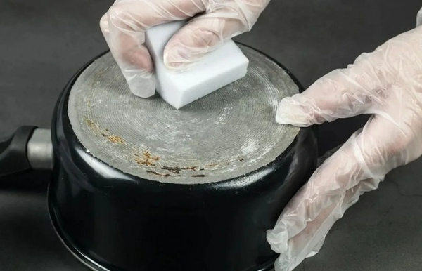 Посуду можно мыть такой губкой только только с внешней стороны.  Фото: 24smi.org.