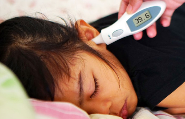 Японцы измеряют температуру барабанной перепонки. / Фото: www.freepik.com.