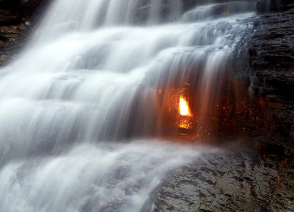 Вогонь, що весь час горить через товщу воду. /Фото: nyfalls.com Огонь, который всё время горит за толщей воды. /Фото: nyfalls.com