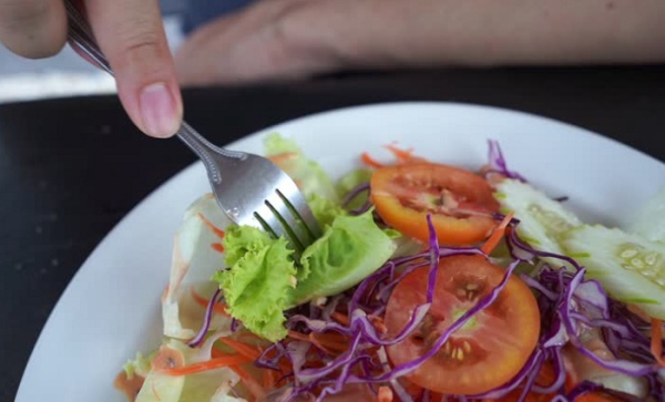 Салат с зеленью и овощами. / Фото: stock.adobe.com