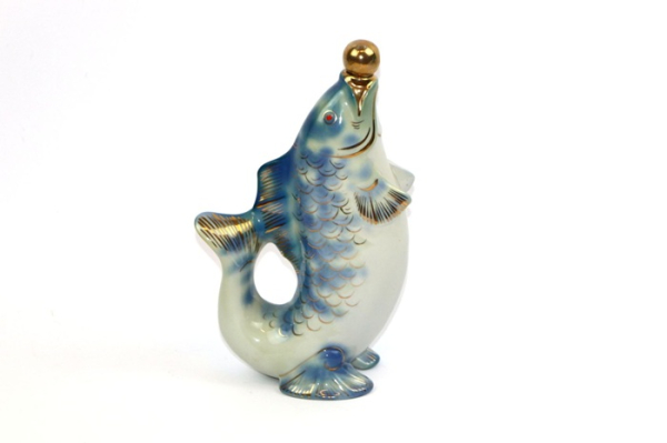 Большая рыбина в наборе - караф для насыщения вина кислородом. /Фото: fajans.lv