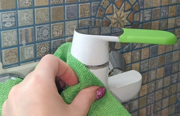 Гель для бритья легко избавит от известкового налета.