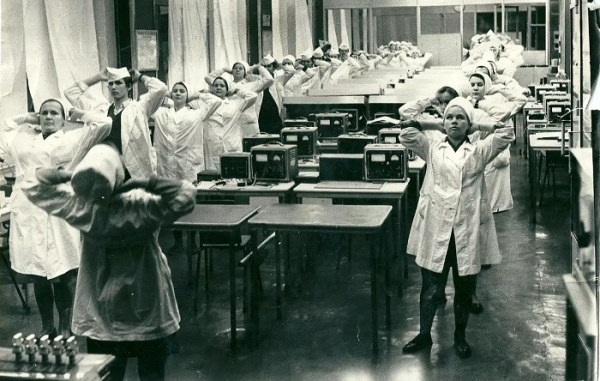 Виробнича гімнастика дозволяла розслабити м'язи. / Фото: pastvu.com Производственная гимнастика позволяла расслабить мышцы. / Фото: pastvu.com