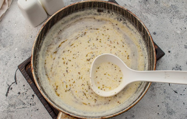 Налейте в соус немного воды. / Фото: povar.ru