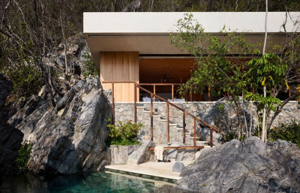 Проект SJA III расположен на скалистом склоне холма в городке Сан-Хуан-де-Алима, на западном побережье Мексики.  Фото: dezeen.com.