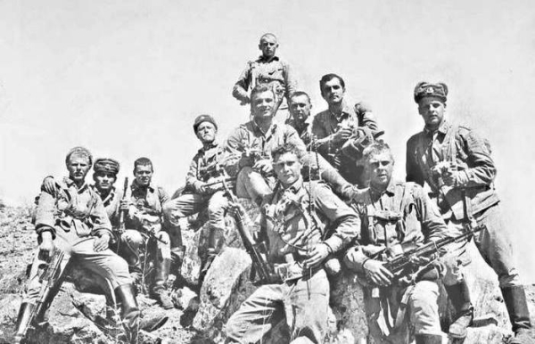 История знает мало крупных парашютных операций. /Фото: military.wikireading.ru. 